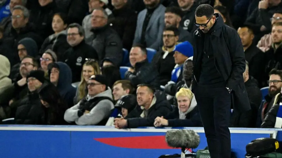 Read more about the article Chelsea on the Brink: Why Liam Rosenior’s Chelsea Dream Is Starting to Unravel